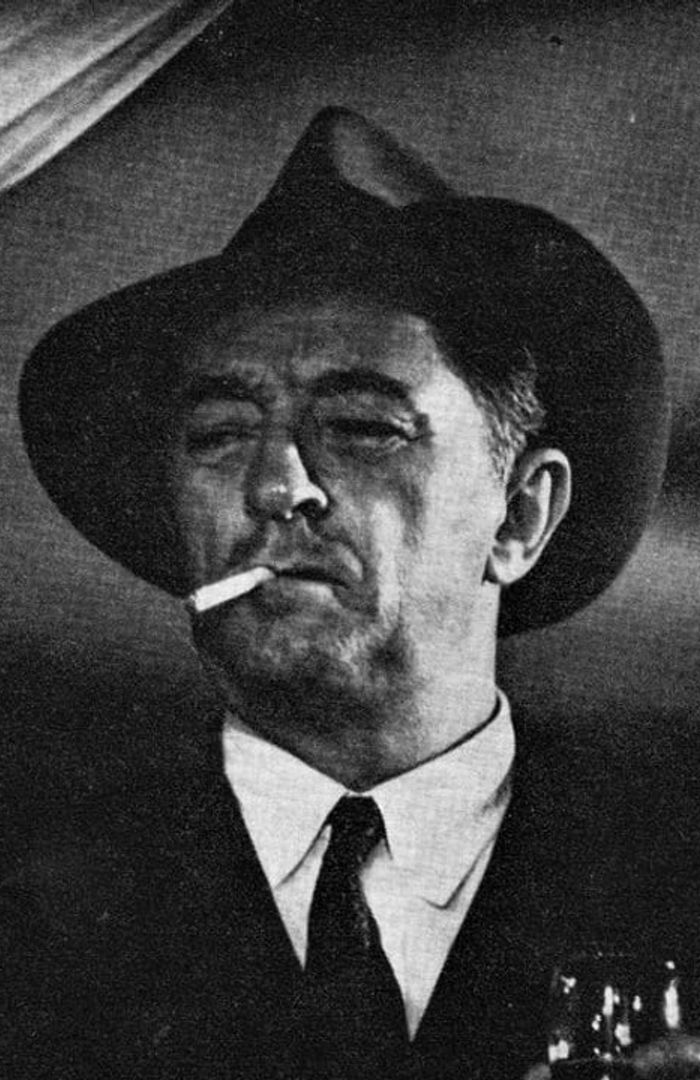 Philip Marlowe (Robert Mitchum) background