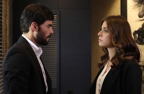 Ilay Erkök and Akin Akinözü in Hercai: 5.Bölüm (2019)