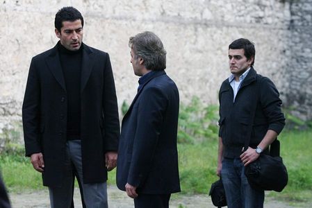 Kenan Imirzalioglu, Baris Falay, and Kemal Uçar in Ezel (2009)