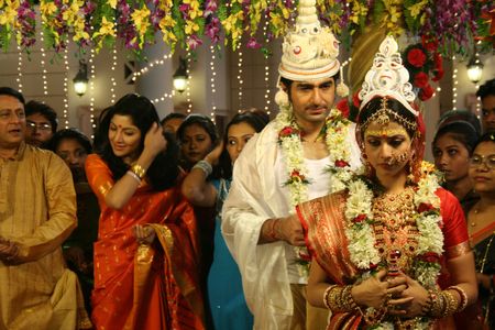 Ranjit Mallick, Locket Chatterjee, Jeet, and Koyel Mallick in Saat Pake Bandha (2009)