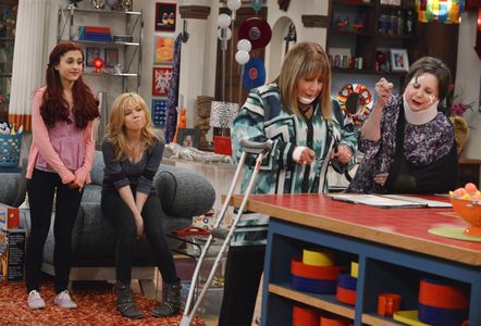 Penny Marshall, Cindy Williams, Jennette McCurdy, and Ariana Grande in Sam & Cat (2013)