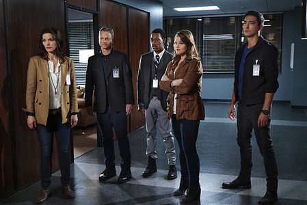 Gary Sinise, Alana De La Garza, Tyler James Williams, Daniel Henney, and Annie Funke in Criminal Minds: Beyond Borders (