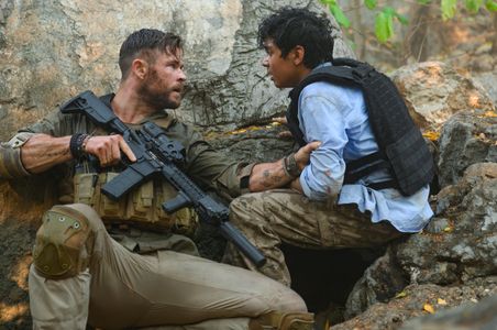 Chris Hemsworth and Rudhraksh Jaiswal in Extraction (2020)