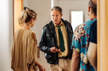 Christian Tramitz, Benjamin Morik, and Elisabeth Aronis in Hubert ohne Staller: Urlaub in der Hölle (2022)