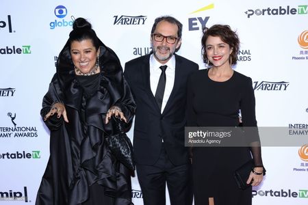 Manuela Dias, José Luiz Villamarin e Regina Casé representing Mother's at the iEmmys 2021