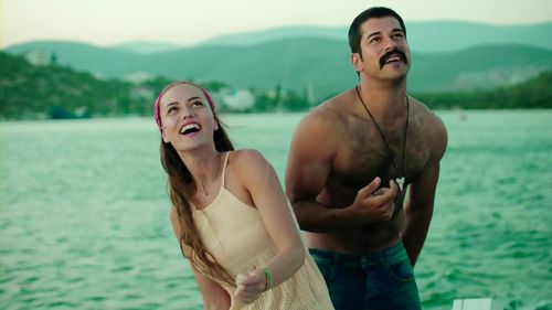 Fahriye Evcen Özçivit and Burak Özçivit in Ask Sana Benzer (2015)