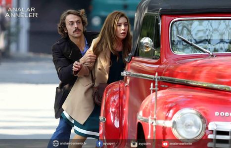 Sinem Kobal and Metin Akdülger in Analar ve Anneler (2015)