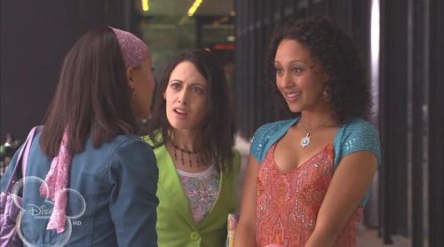 Tamera Mowry-Housley, Tia Mowry-Hardrict, and Jackie Rosenbaum in Twitches (2005)