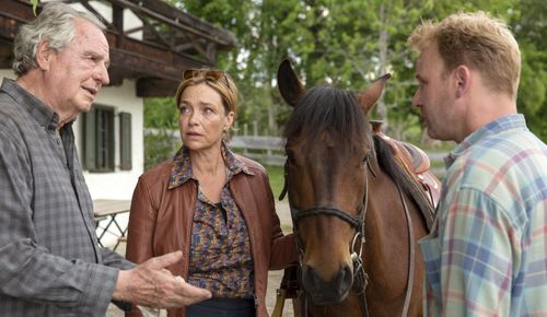 Florian Karlheim, Aglaia Szyszkowitz, and Friedrich von Thun in Zimmer mit Stall (2018)