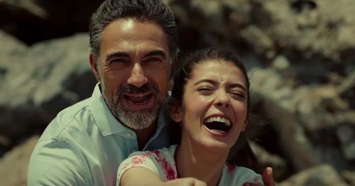 Selim Bayraktar and Selin Sekerci in Sevgili Komsum (2018)