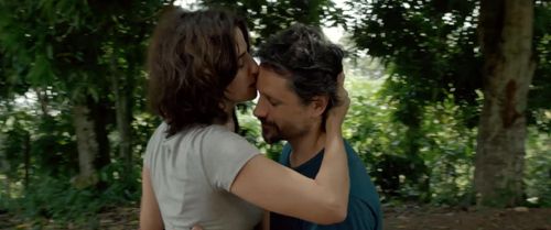 Mariana Lima and Felipe Rocha in A Terra Negra dos Kawa (2018)