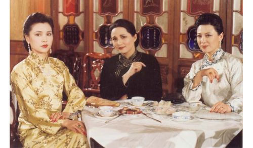 Fuli Wang, Ling Li, and Xiaomin Zhang in Song Qing Ling he ta de jie mei men (1990)