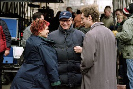 Jude Law, Natalie Portman, and Mike Nichols in Closer (2004)