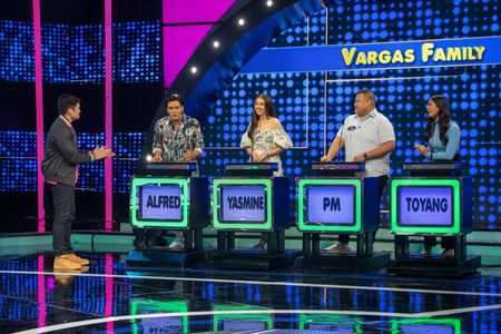 Dingdong Dantes, Victoria Unlayao, Yasmine E. Vargas, Alfred Vargas, and PM Vargas in Family Feud Philippines (2022)