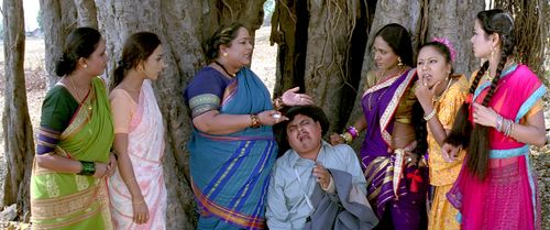 Nirmiti Sawant, Bharat Ganeshpure, and Priya Berde in Chal Dhar Pakad (2010)