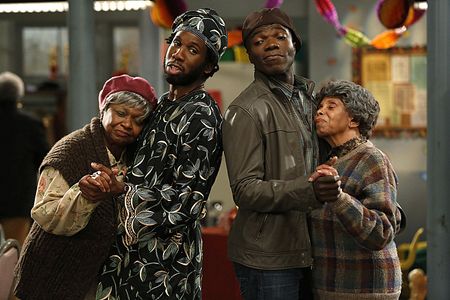 Phyllis Applegate, Reno Wilson, Hattie Winston, and Nyambi Nyambi in Mike & Molly (2010)