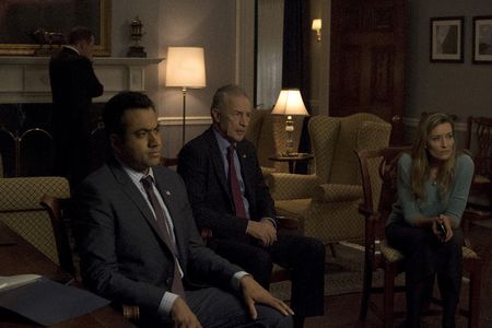 Kiefer Sutherland, Natascha McElhone, Kal Penn, and Geoff Pierson in Designated Survivor (2016)