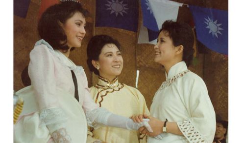 Fuli Wang, Ling Li, and Xiaomin Zhang in Song Qing Ling he ta de jie mei men (1990)