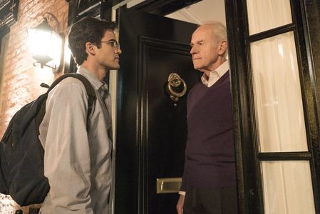 Mike Farrell and Darren Criss in American Crime Story (2016)