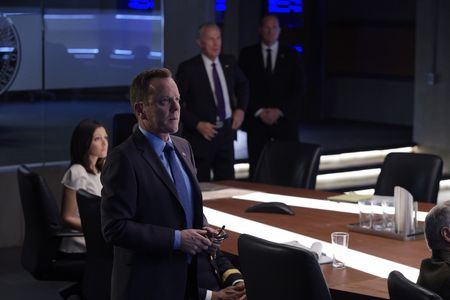 Kiefer Sutherland, Geoff Pierson, and Italia Ricci in Designated Survivor (2016)