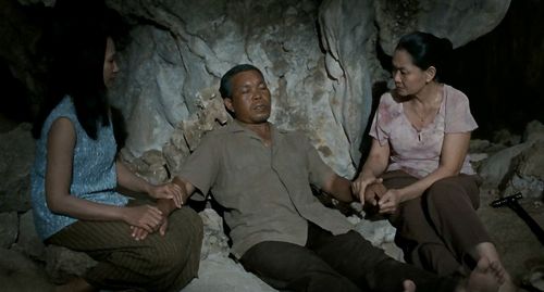 Jenjira Pongpas, Natthakarn Aphaiwonk, and Thanapat Saisaymar in Uncle Boonmee Who Can Recall His Past Lives (2010)