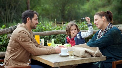 Bülent Sharif and Elena Uhlig in Zoo Doctor: My Mom the Vet (2006)