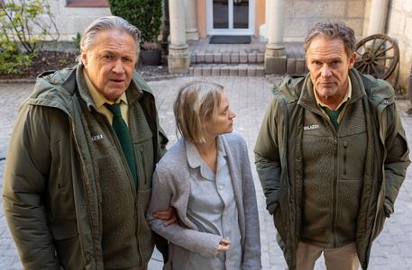 Michael Brandner, Mavie Hörbiger, and Christian Tramitz in Hubert ohne Staller: Im Auftrag des Teufels (2024)