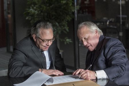 Richard Dreyfuss and Lewis Black in Madoff (2016)