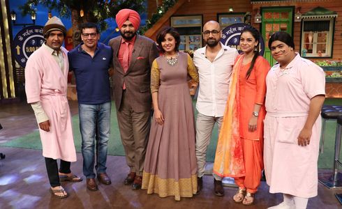 Sunidhi Chauhan, Hitesh Sonik, Kiku Sharda, Navjot Singh Sidhu, Sumona Chakravarti, and Kapil Sharma in The Kapil Sharma