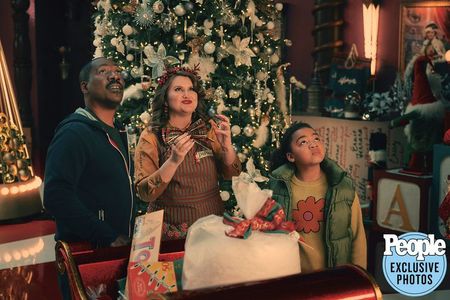 Eddie Murphy, Shutchai Tym Buacharern, Jillian Bell, and Madison Thomas in Candy Cane Lane (2023)