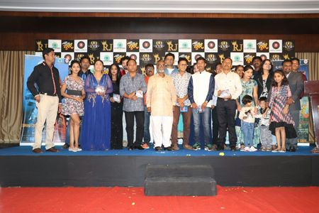 Milind Gunaji, Vijay Patkar, Vijay Kadam, Nisha Parulekar, Ajay Jadhav, Meera Joshi, Deepjyoti Naik, Megha Ghatge, and S