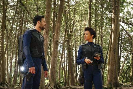 Sonequa Martin-Green and Shazad Latif in Star Trek: Discovery (2017)