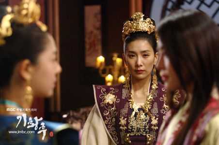 Ha Ji-Won, Kim Seo-hyeong, and Jin-hee Baek in The Empress Ki (2013)