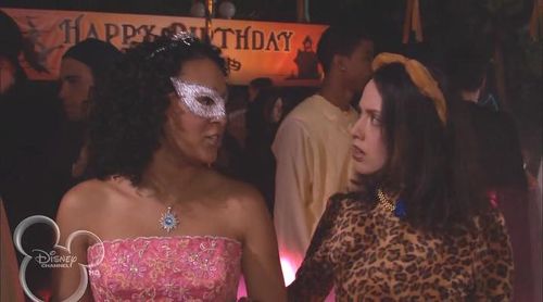 Tamera Mowry-Housley and Jackie Rosenbaum in Twitches (2005)