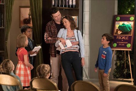 Marlow Barkley, Leighton Meester, Ella Allan, Mia Allan, Devin Trey Campbell, and Tyler Wladis in Single Parents (2018)