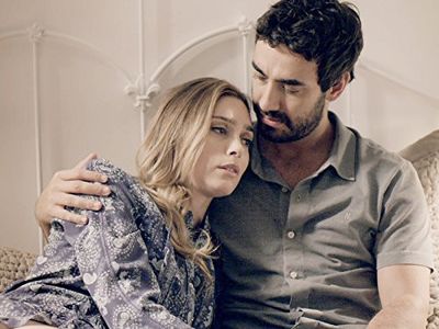 Gabriel Godoy and Juliana Schalch in O Negócio (2013)