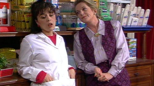 Concha Cuetos and Maruchi León in Farmacia de guardia (1991)