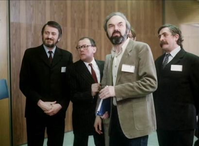 Zdenek Sverák, Karel Augusta, Milan Lasica, and Július Satinský in Srdecný pozdrav ze zemekoule (1983)