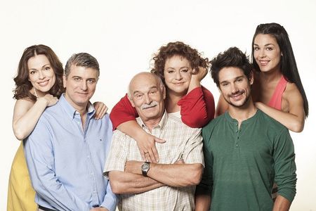 Antonis Antoniou, Vladimiros Kiriakidis, Dafni Labroyanni, Eleni Kokkidou, Panos Vlahos, and Joanna Fyllidou in Min arhi