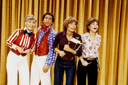 Penny Marshall, Betty Garrett, Eddie Mekka, and Cindy Williams in Laverne & Shirley (1976)