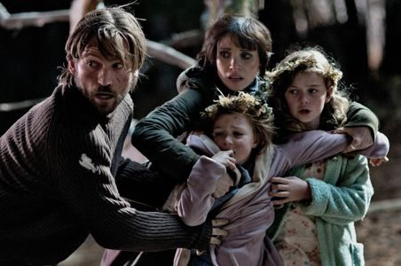 Nikolaj Coster-Waldau, Jessica Chastain, Megan Charpentier, and Isabelle Nélisse in Mama (2013)