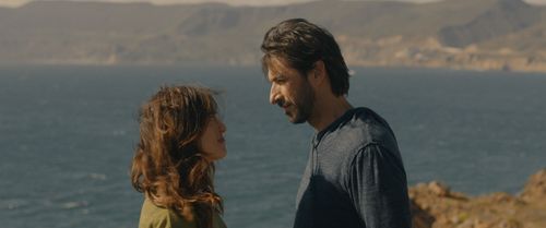 Karla Souza and José María Yazpik in Everybody Loves Somebody (2017)