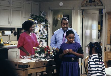 Reginald VelJohnson, Jaimee Foxworth, Jo Marie Payton, and Kellie Shanygne Williams in Family Matters (1989)