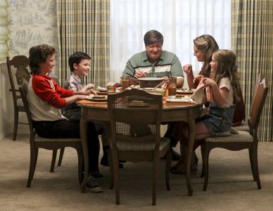 Lance Barber, Zoe Perry, Raegan Revord, Montana Jordan, and Iain Armitage in Young Sheldon (2017)