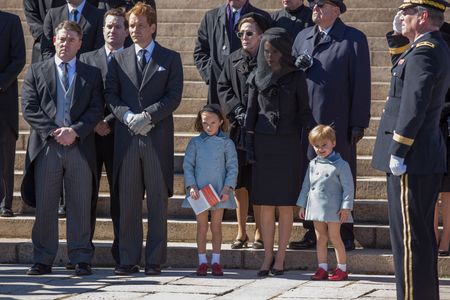 Natalie Portman, Peter Sarsgaard, Eric Supensky, Donald Imm, Sunnie Pelant, Aiden Weinberg, and Brody Weinberg in Jackie