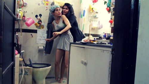 Saba Azad and Shreya Dhanwanthary in Ladies Room (2016)