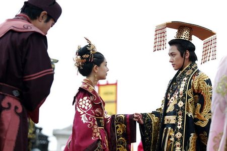 Jin-hee Baek and Ji Chang-Wook in The Empress Ki (2013)