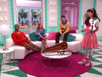 Thomas Hobson, Shayna Rose, Yvette Gonzalez-Nacer, and Jon Beavers in The Fresh Beat Band (2009)