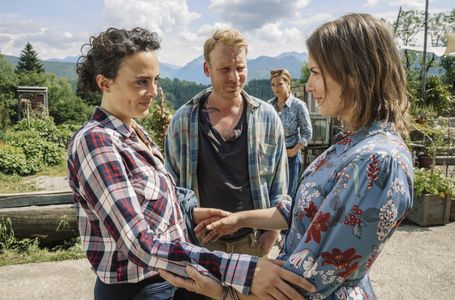 Florian Karlheim, Aglaia Szyszkowitz, Pauline Fusban, and Josephine Ehlert in Zimmer mit Stall (2018)