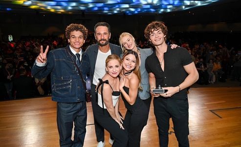 Sarah Michelle Gellar, Rodrigo Santoro, Tyler Lawrence Gray, Armani Jackson, Bella Shepard, and Chloe Rose Robertson in 